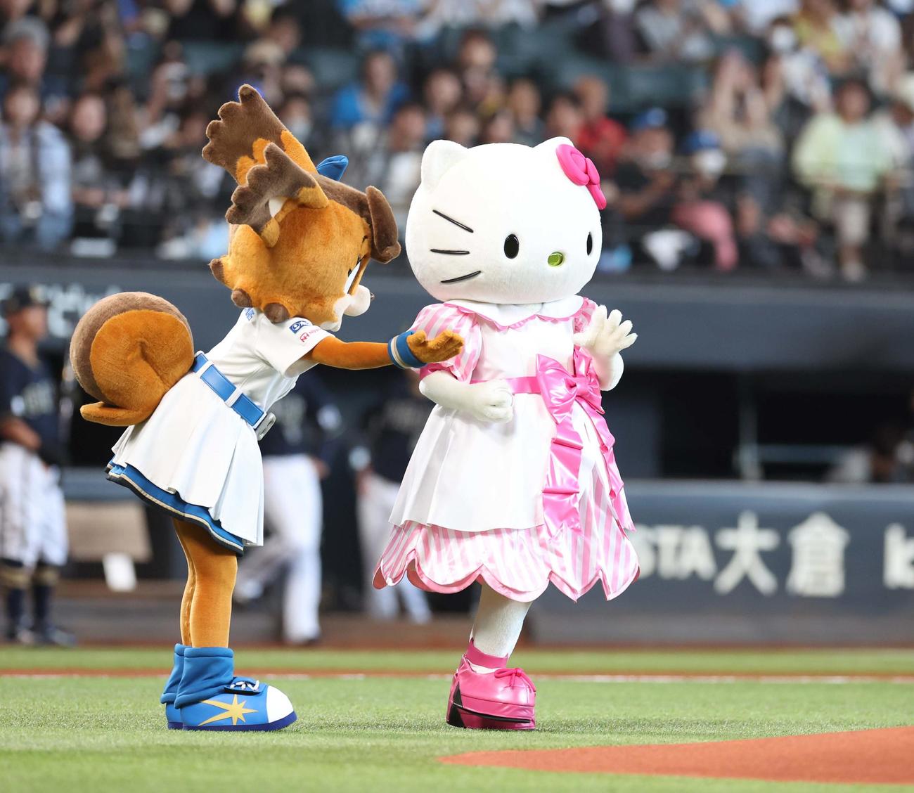 日本ハム対オリックス　ファーストピッチセレモニーに登場のハローキティ（撮影・黒川智章）