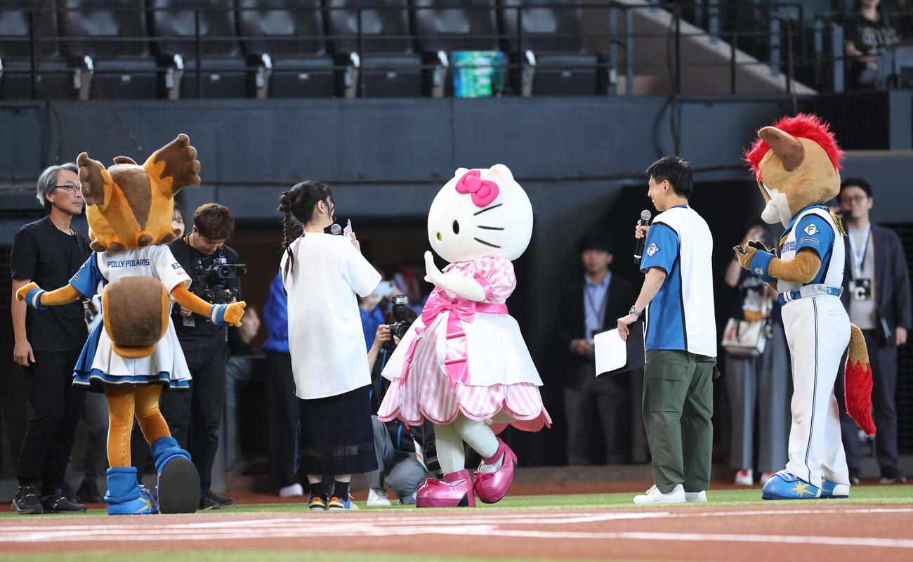 日本ハム対オリックス　ファーストピッチセレモニーに登場のハローキティ（撮影・黒川智章）