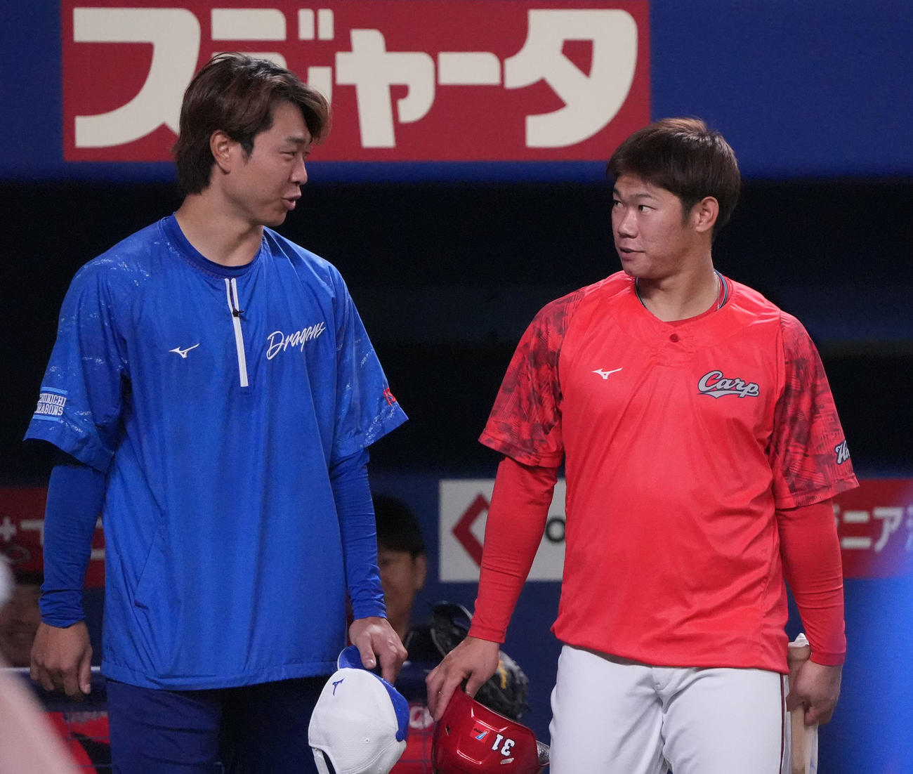 中日対広島　試合前、坂倉（右）と言葉を交わす高橋宏（撮影・森本幸一）