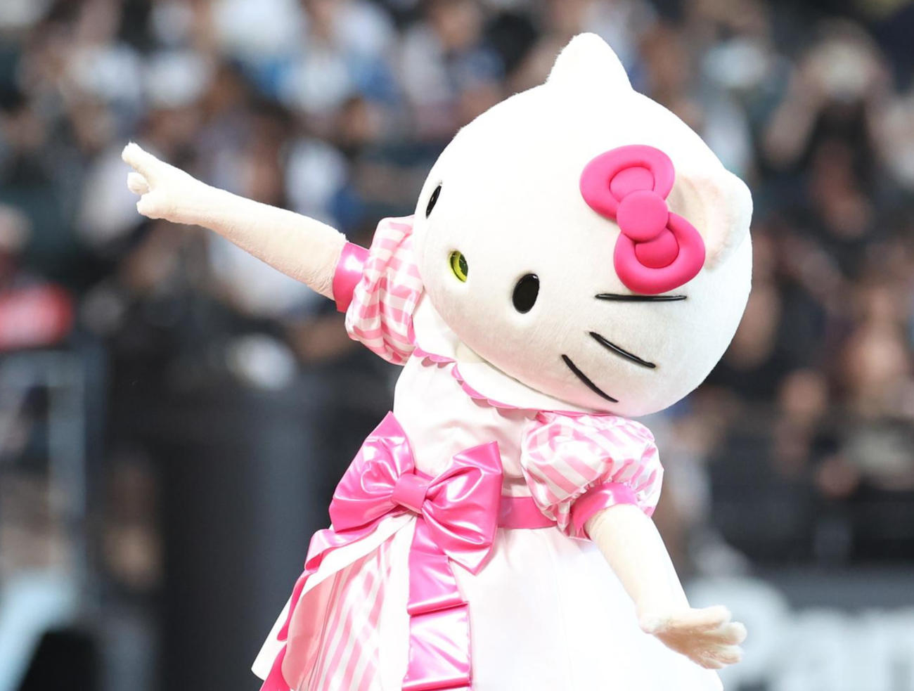 日本ハム対オリックス　ファーストピッチセレモニーで投球するハローキティ（撮影・黒川智章）