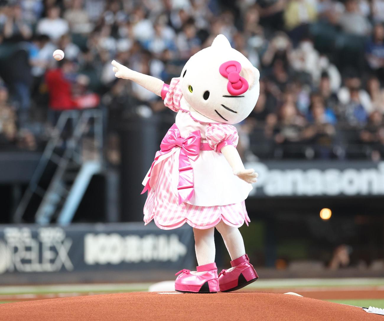日本ハム対オリックス　ファーストピッチセレモニーで投球するハローキティ（撮影・黒川智章）