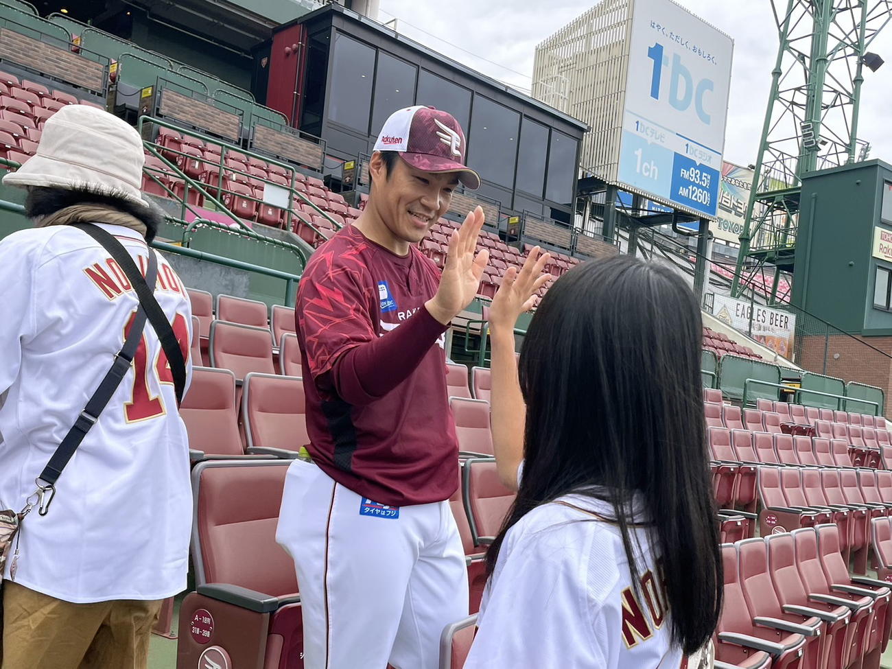 経済的困難で十分な教育を受けられない子どもたちを試合に招待した楽天則本（球団提供）