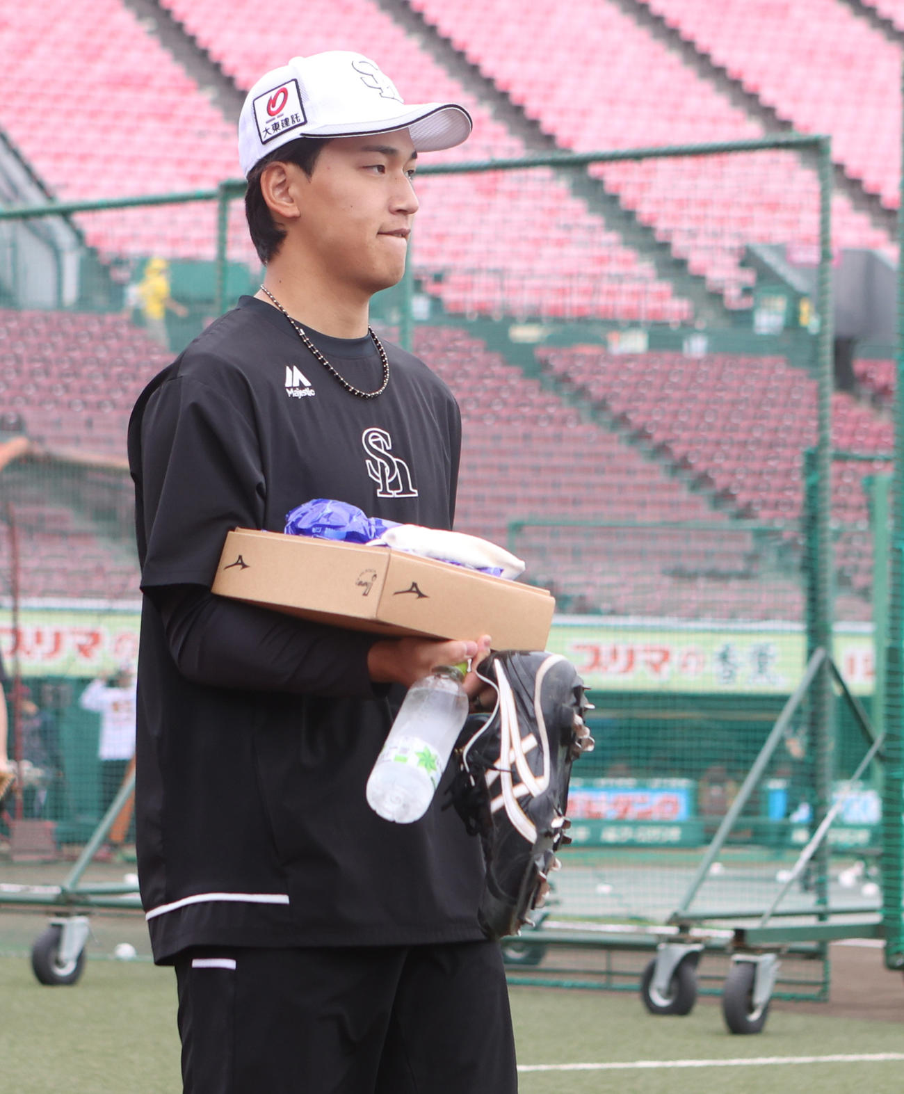 楽天対ソフトバンク　練習へ向かう前田悠（撮影・水谷安孝）