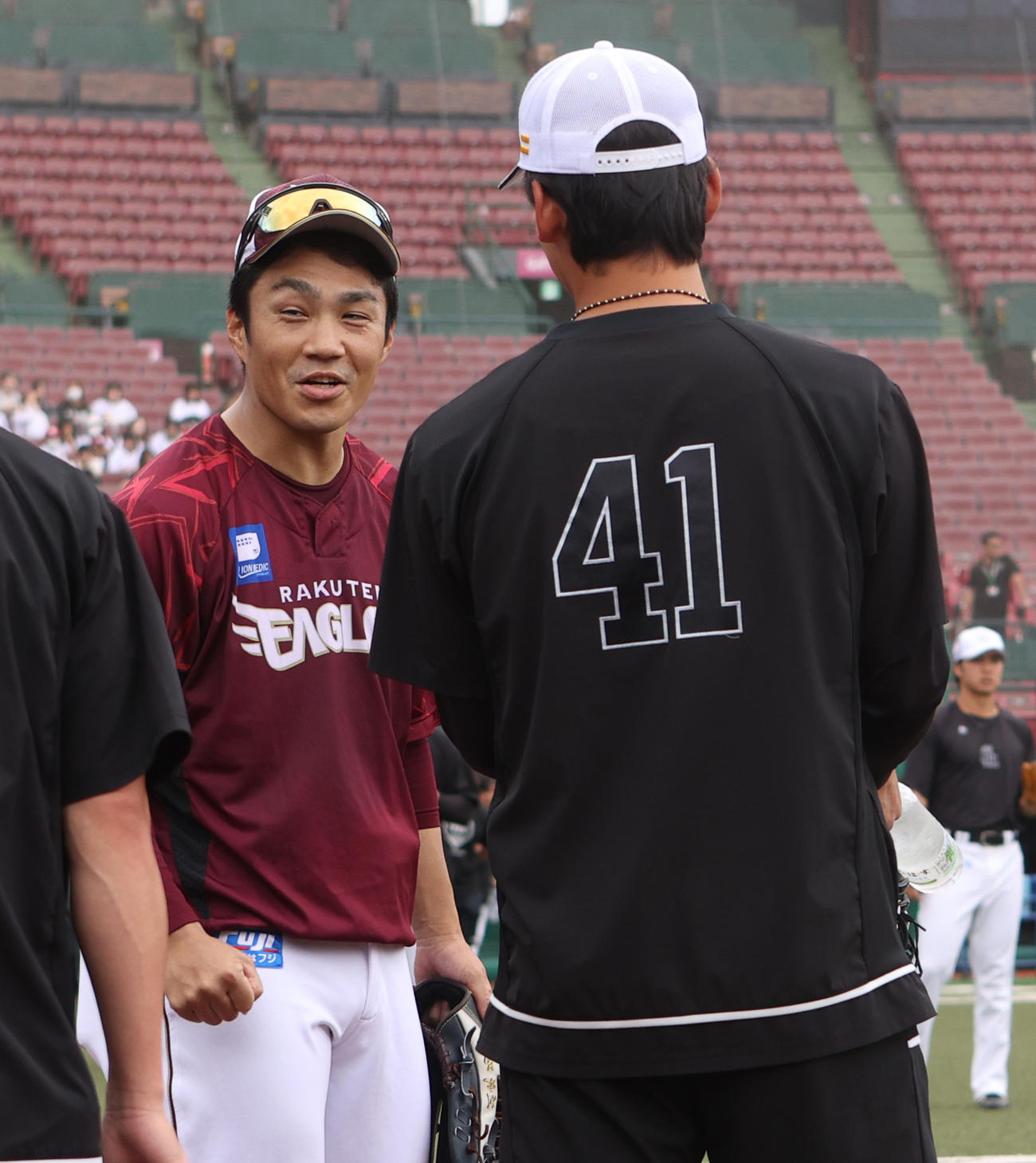 楽天対ソフトバンク　試合前、あいさつを交わす楽天則本（左）とソフトバンク前田悠（撮影・水谷安孝）＝2025年7月12日