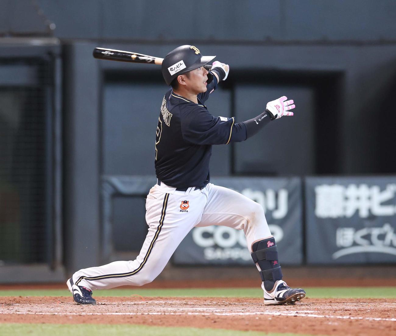 日本ハム対オリックス　4回表オリックス1死、左越え本塁打を放つ若月（撮影・黒川智章）
