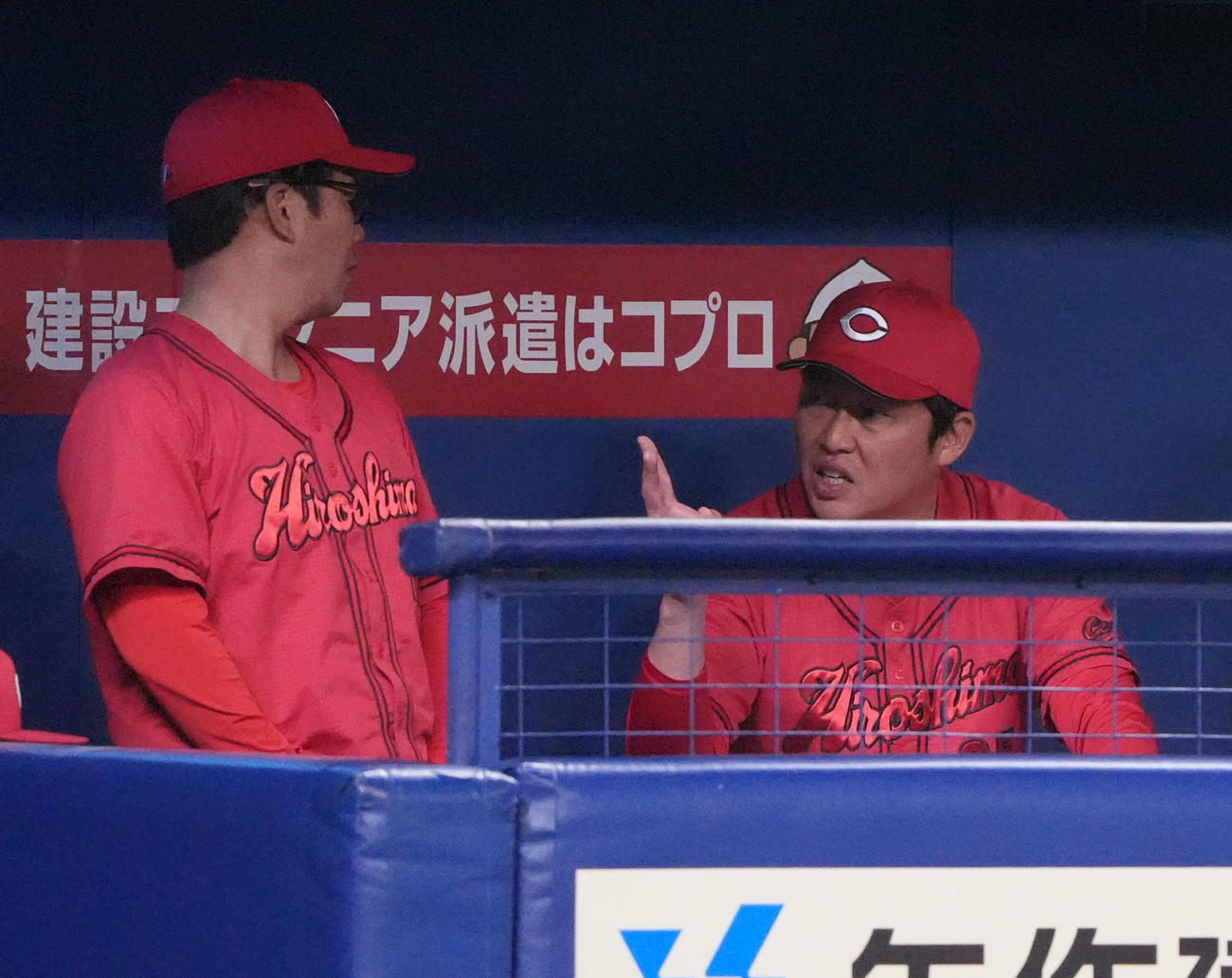 中日対広島　4回表終了、ベンチで藤井ヘッドコーチ（左）と言葉を交わす新井監督（撮影・森本幸一）