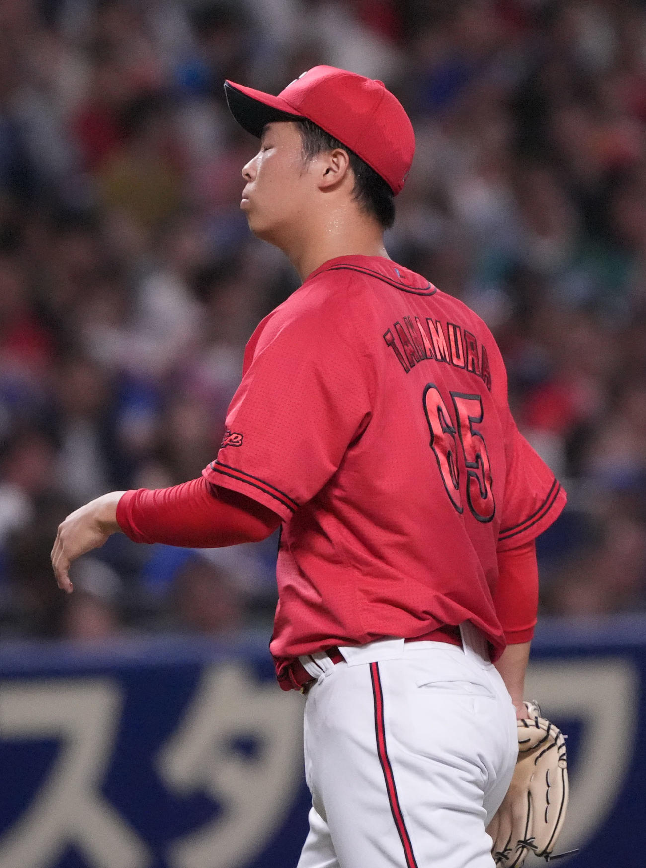 中日対広島　1回終了、ベンチへ戻る玉村（撮影・森本幸一）