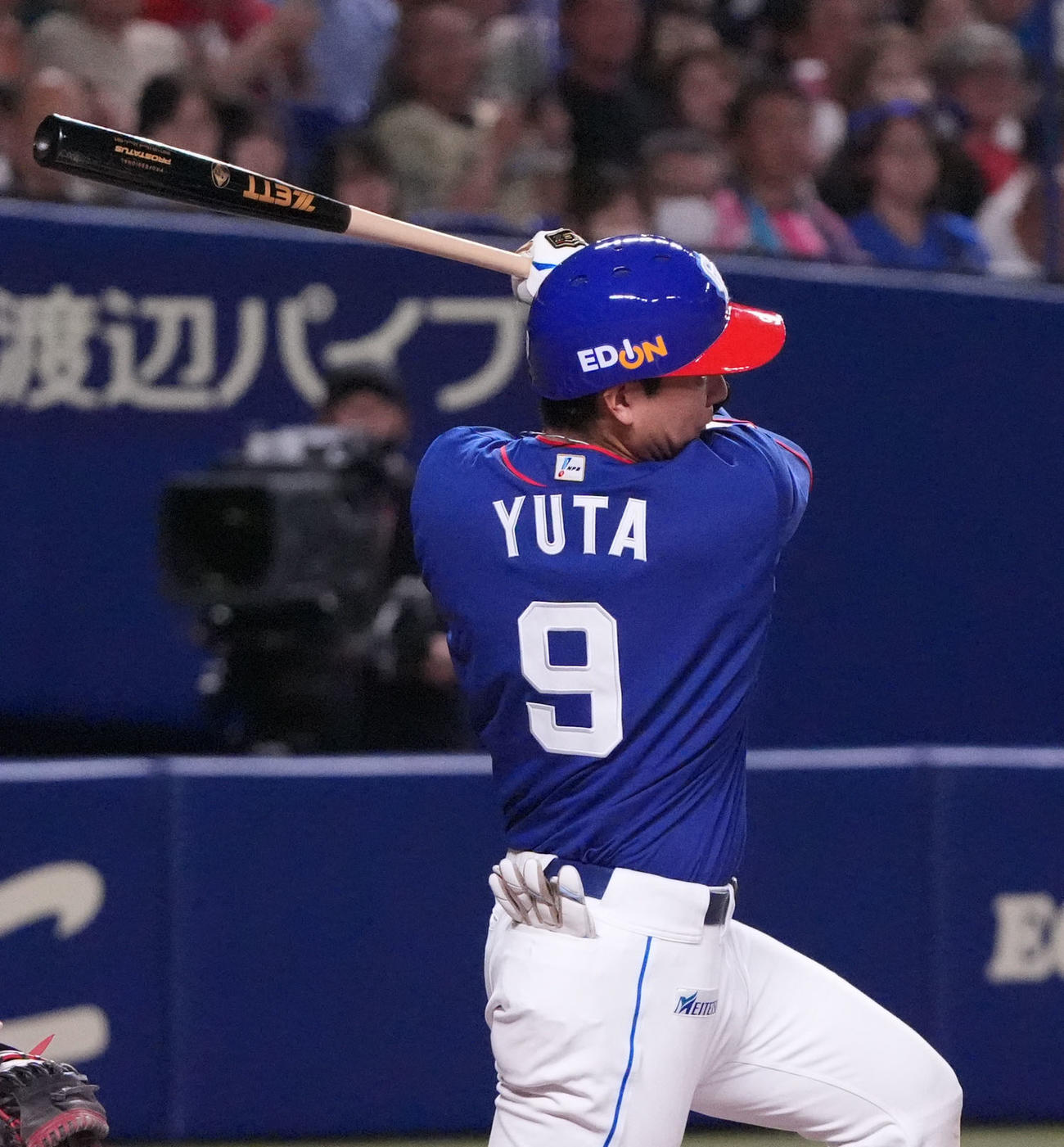 中日対広島　3回裏中日2死二塁、左適時打を放つ石伊（撮影・森本幸一）
