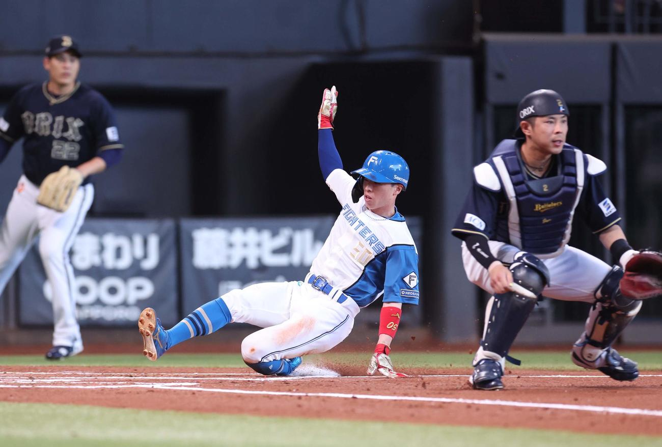 日本ハム対オリックス　1回裏日本ハム無死二塁、矢沢の右前適時打で生還する五十幡（撮影・黒川智章）