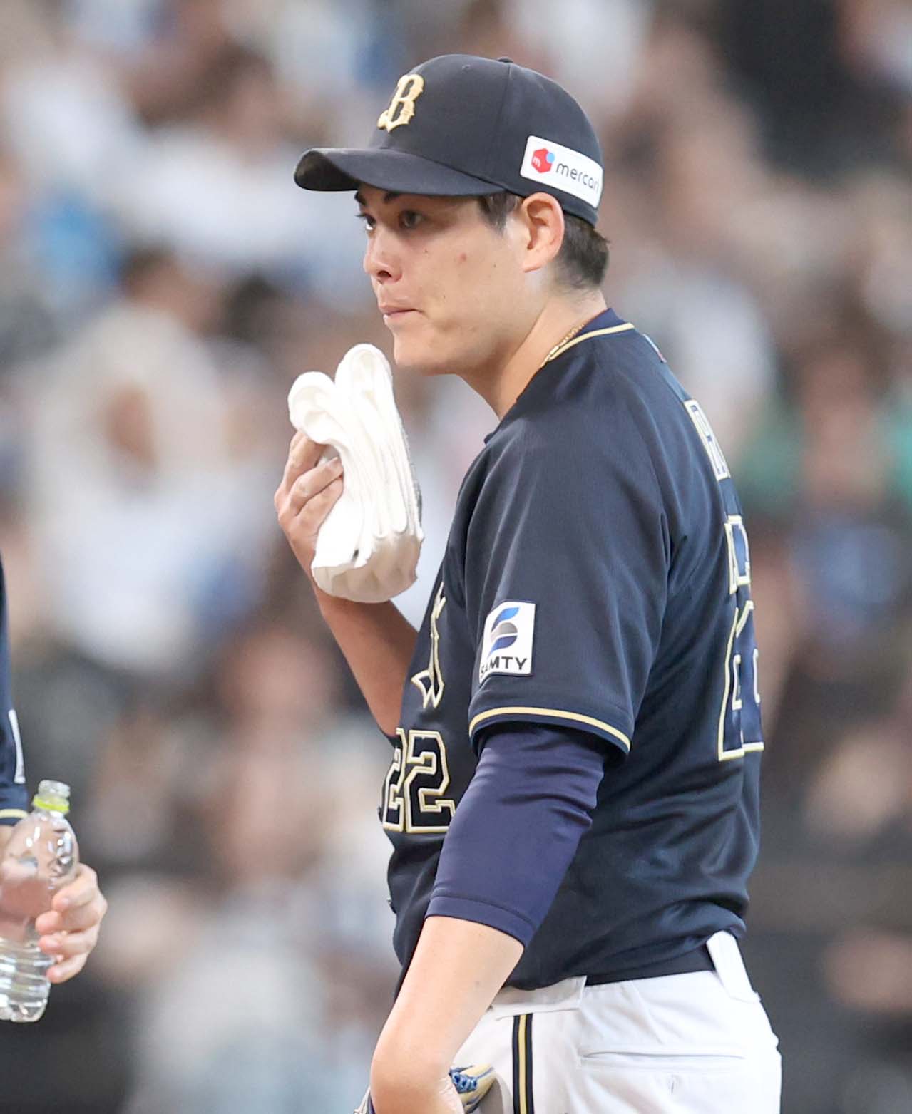 日本ハム対オリックス　2回裏、マウンドで汗をふく九里（撮影・黒川智章）