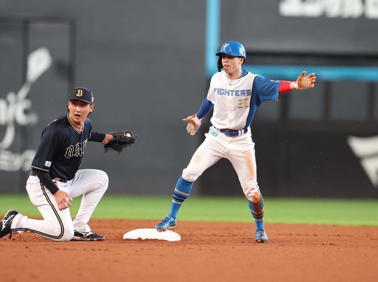 日本ハム対オリックス　1回裏日本ハム無死一塁、盗塁を決める五十幡（撮影・黒川智章）