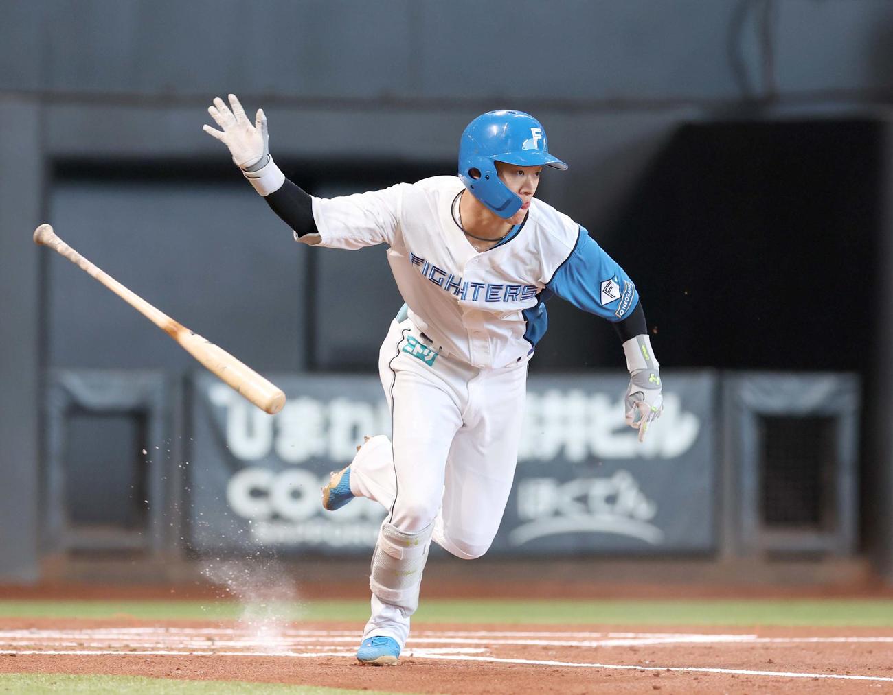 日本ハム対オリックス　1回裏日本ハム無死二塁、右前適時打を放つ矢沢（撮影・黒川智章）