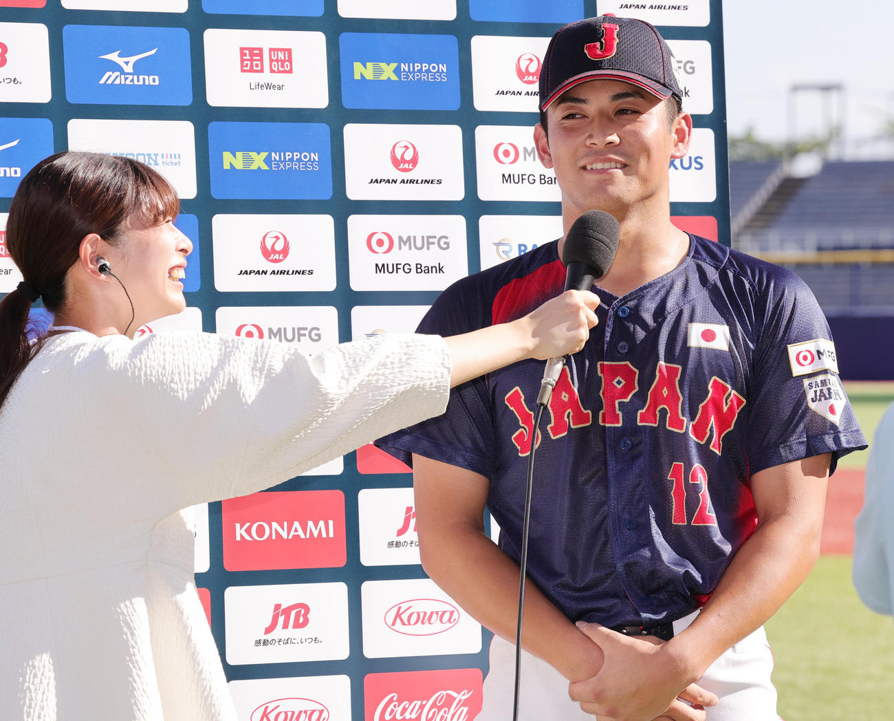 日本対米国　ヒーローインタビューで目標は165キロと宣言した日本・佐藤（撮影・野上伸悟）