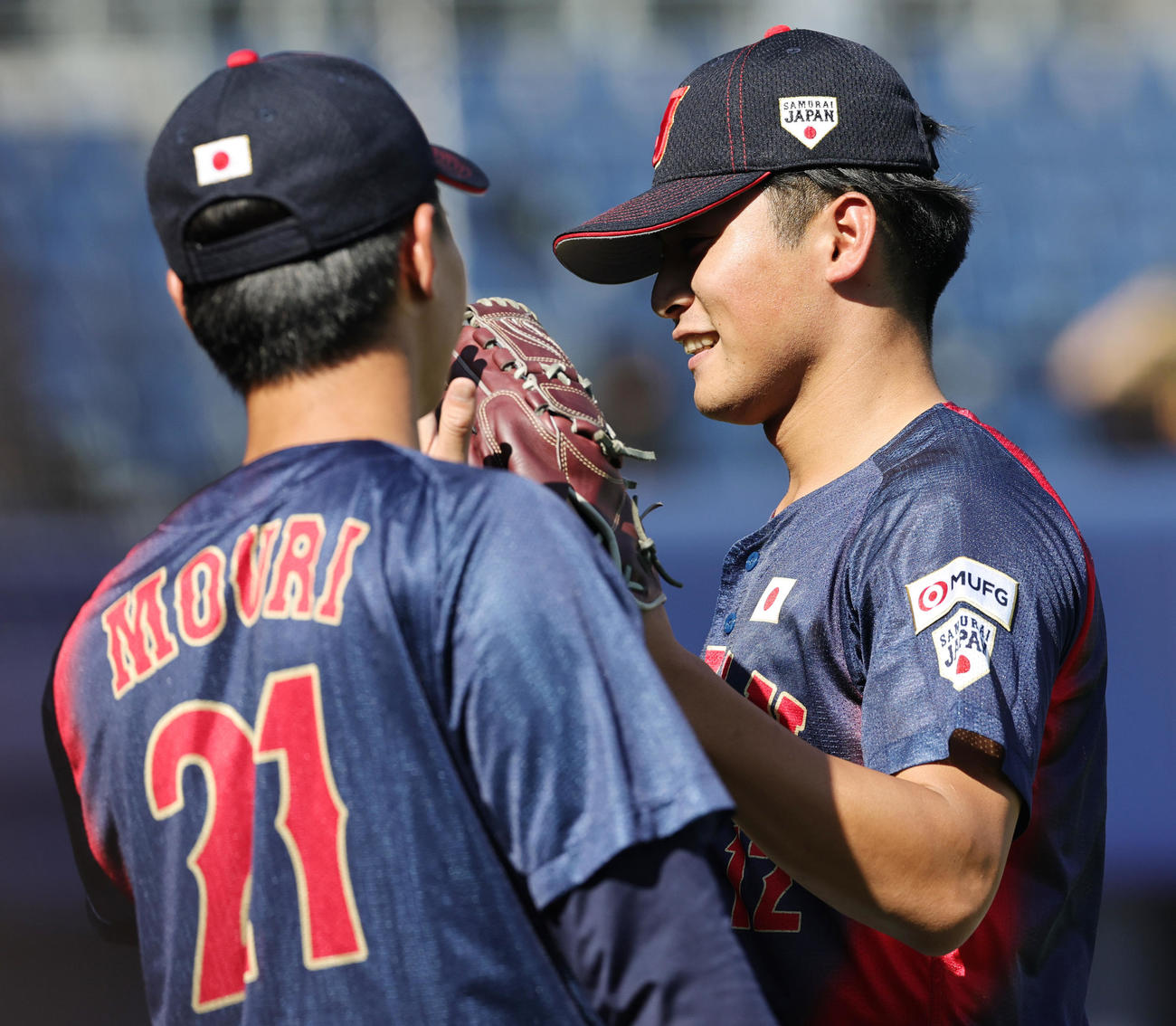 日本対米国　8回裏を終え笑顔でベンチに戻る佐藤（撮影・野上伸悟）