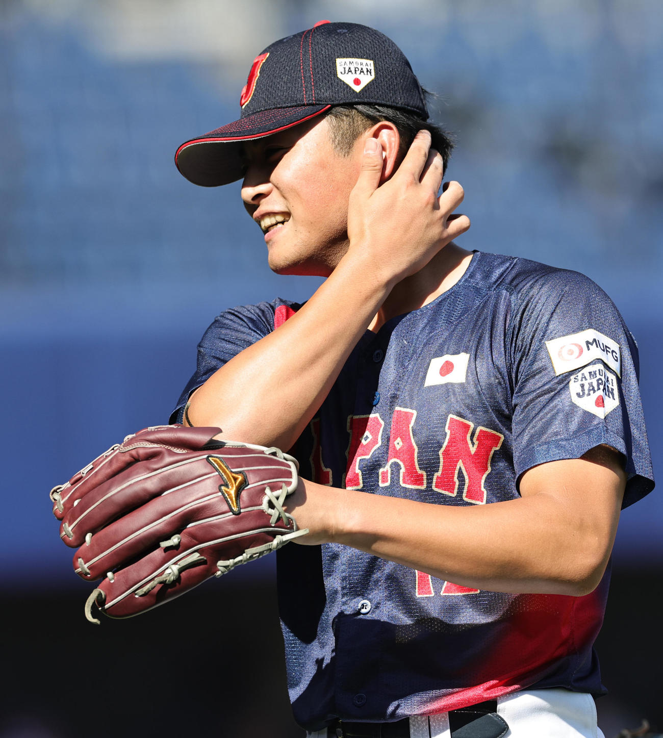 日本対米国　8回裏を終え笑顔でベンチに戻る佐藤（撮影・野上伸悟）