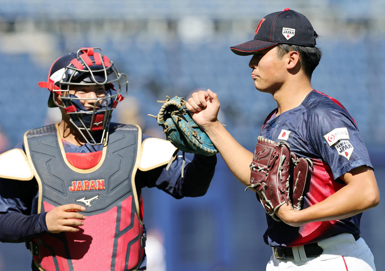 日本対米国　8回裏を終え前嶋（左）とタッチする佐藤（撮影・野塁打伸悟）