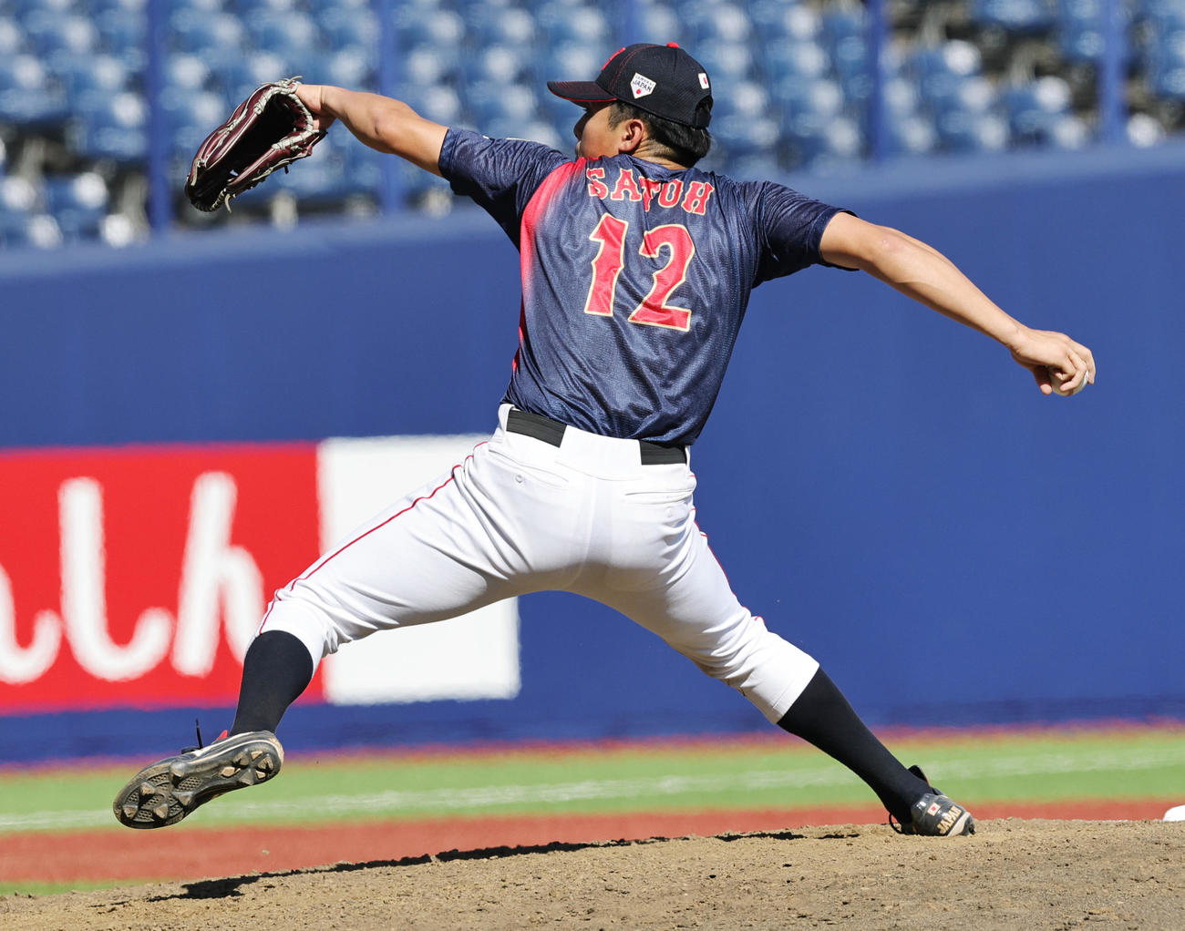 日本対米国　8回裏に登板し159キロを計測する日本・佐藤（撮影・野上伸悟）