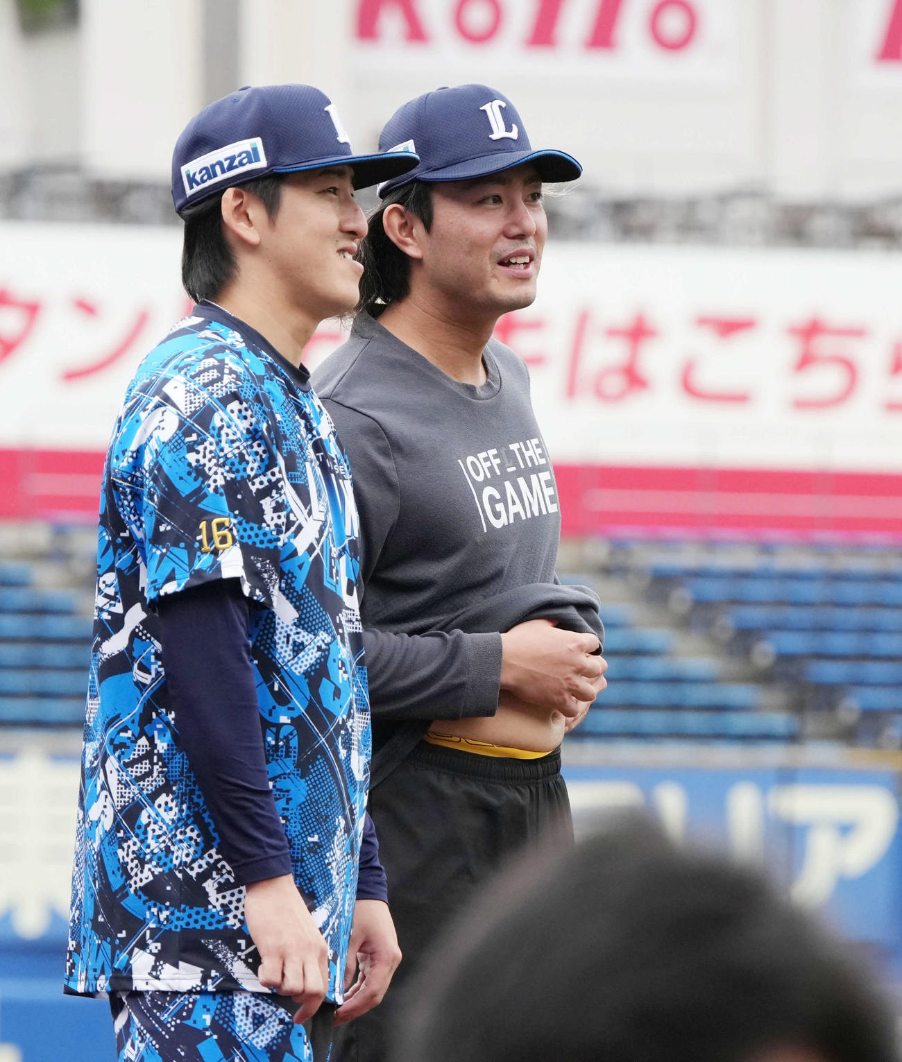 ロッテ対西武　試合前の練習で談笑する西武隅田（左）と今井（撮影・小沢裕）