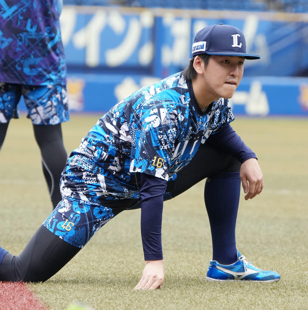 ロッテ対西武　試合前の練習に臨む西武隅田（撮影・小沢裕）