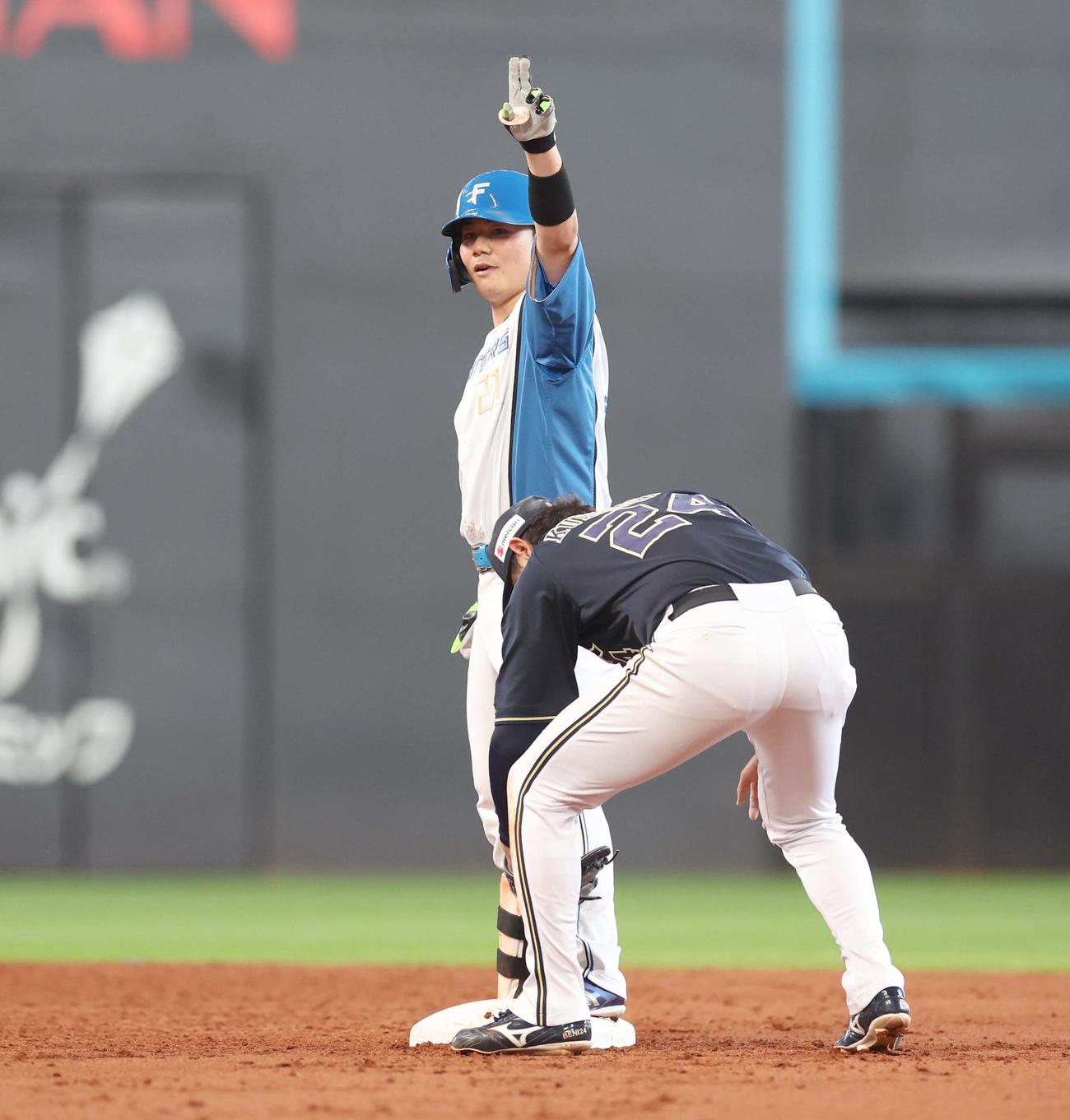 日本ハム対オリックス　2回裏日本ハム2死二、三塁、右越え2点適時二塁打を放ちポーズをとる清宮幸（撮影・黒川智章）