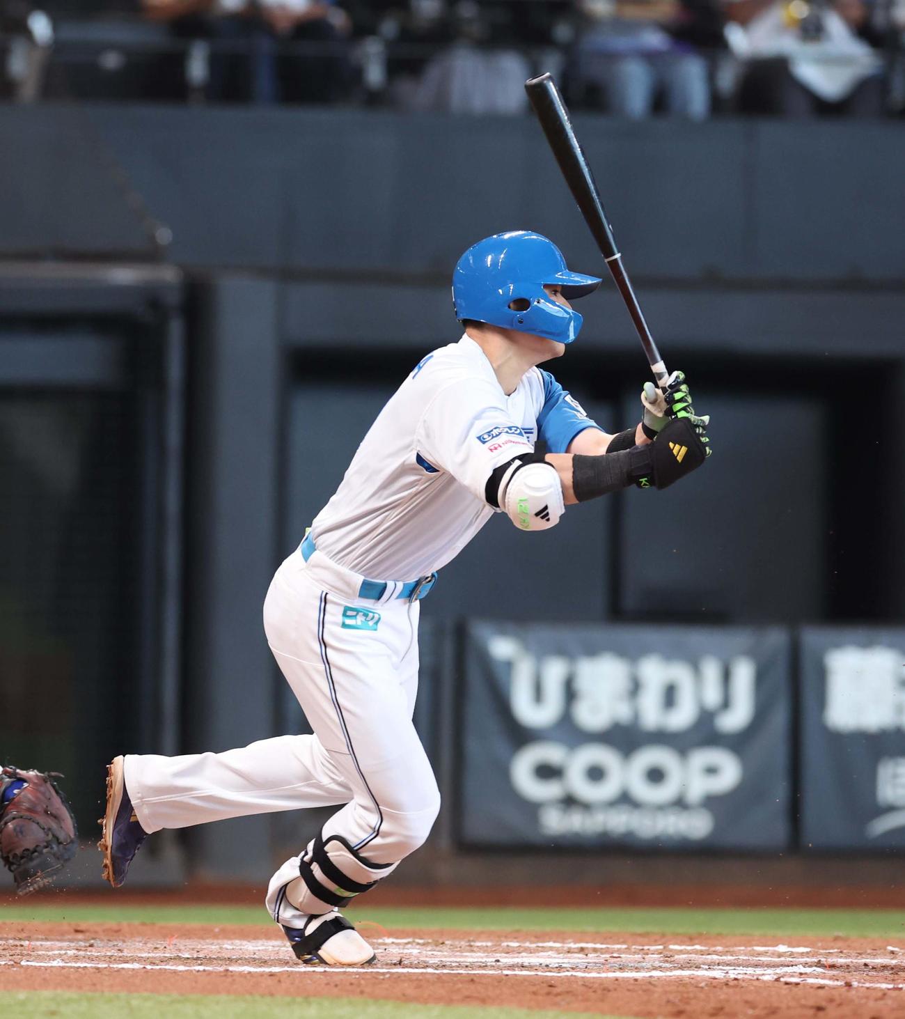 日本ハム対オリックス　6回裏日本ハム2死満塁、中前2点適時打を放つ清宮幸（撮影・黒川智章）