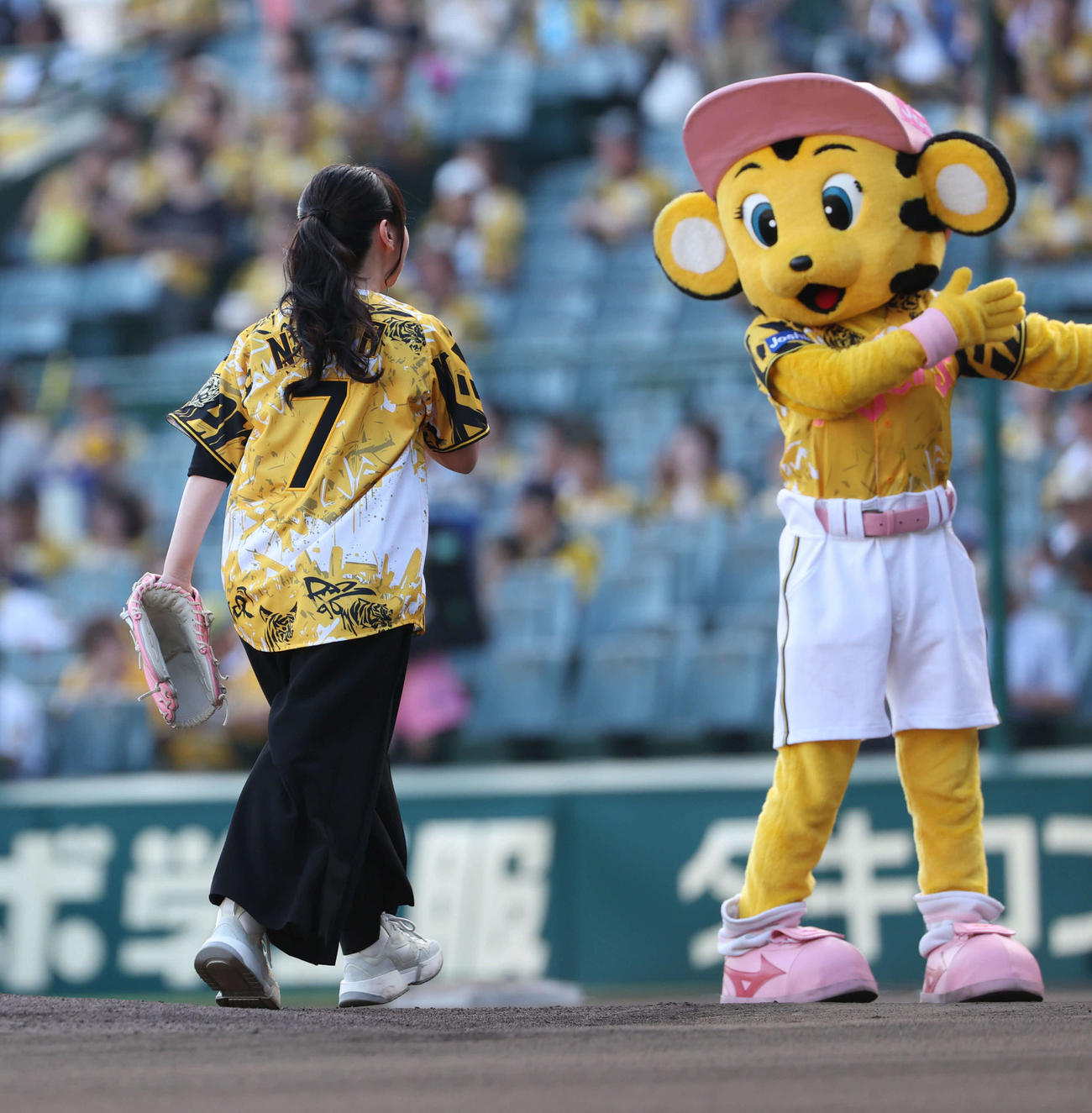阪神対ヤクルト　ファーストピッチに登場した水樹奈々。背番号は当然の7（撮影・西尾就之）