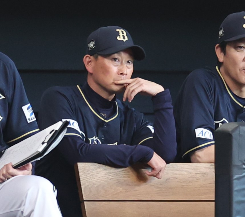 日本ハム対オリックス　試合を見つめる岸田監督（撮影・黒川智章）
