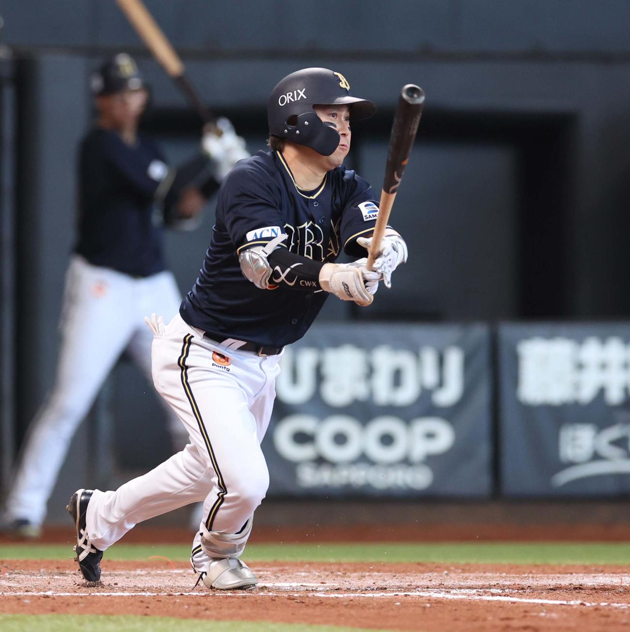 日本ハム対オリックス　3回表オリックス1死一、二塁、右前適時打を放つ西野（撮影・黒川智章）