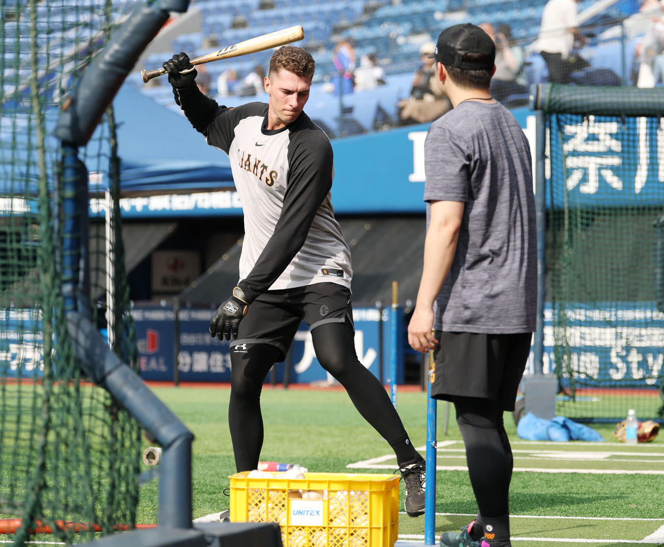 DeNA対巨人　試合前、打撃練習する巨人フルプ（撮影・宮地輝）