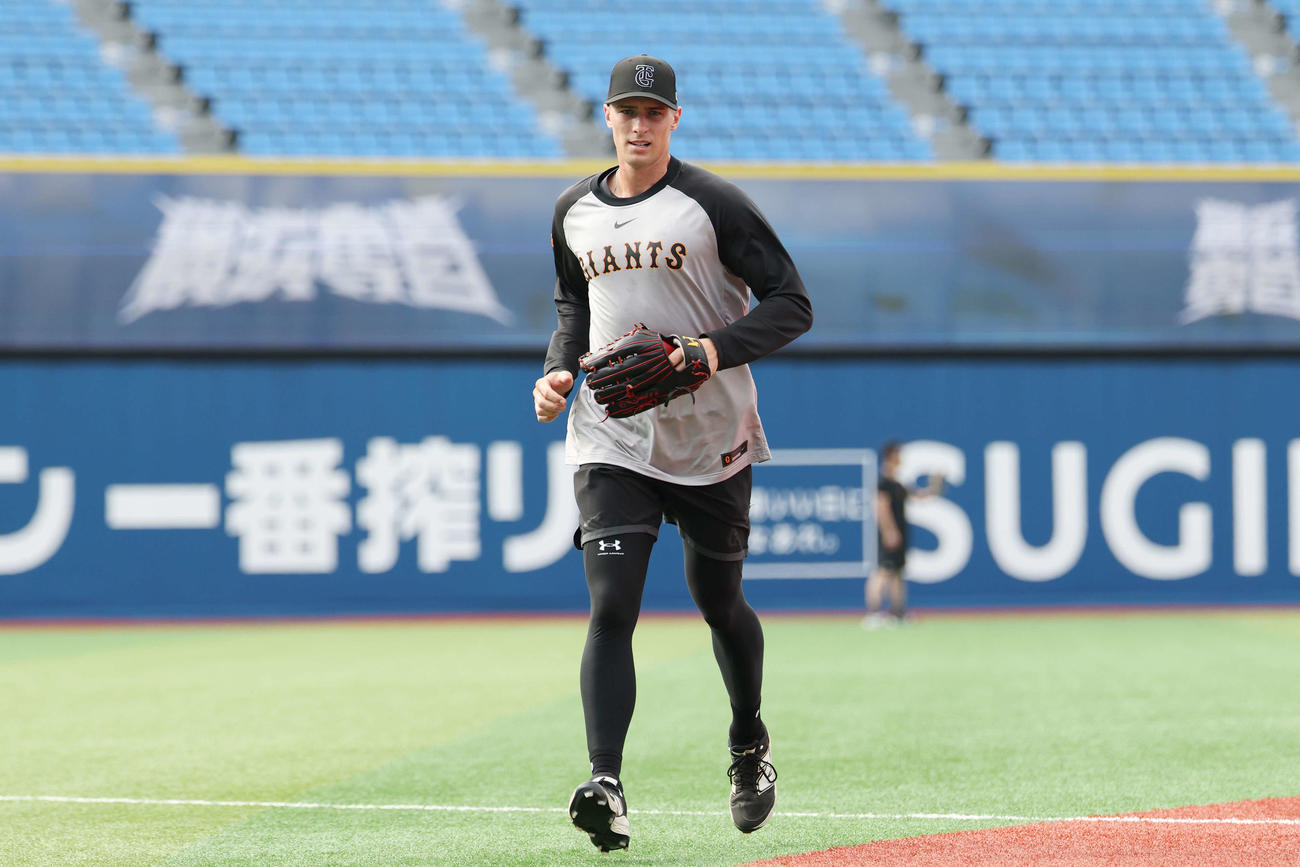 DeNA対巨人　試合前練習に臨む巨人フルプ（撮影・宮地輝）