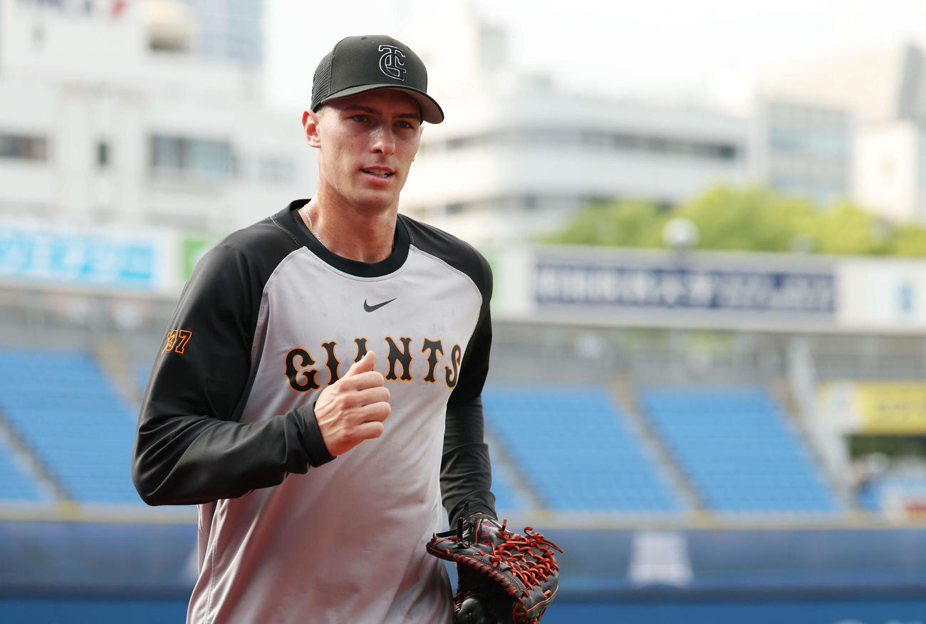 DeNA対巨人　試合前練習に臨む巨人フルプ（撮影・宮地輝）