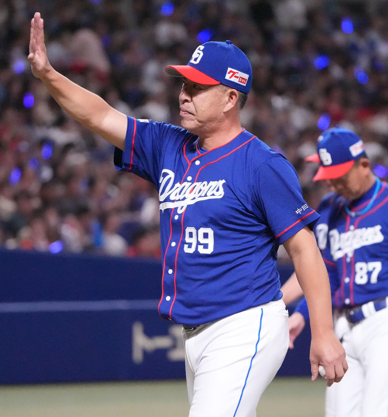 中日対広島　試合終了、井上監督はスタンドの観客に手を振る（撮影・森本幸一）