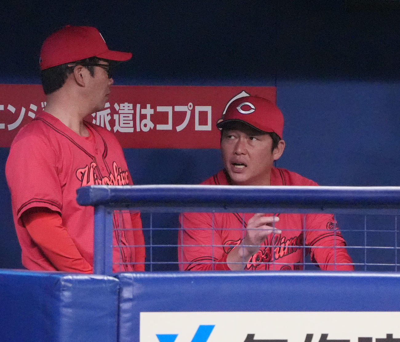 中日対広島　4回表終了、ベンチで藤井ヘッドコーチ（左）と言葉を交わす新井監督（撮影・森本幸一）