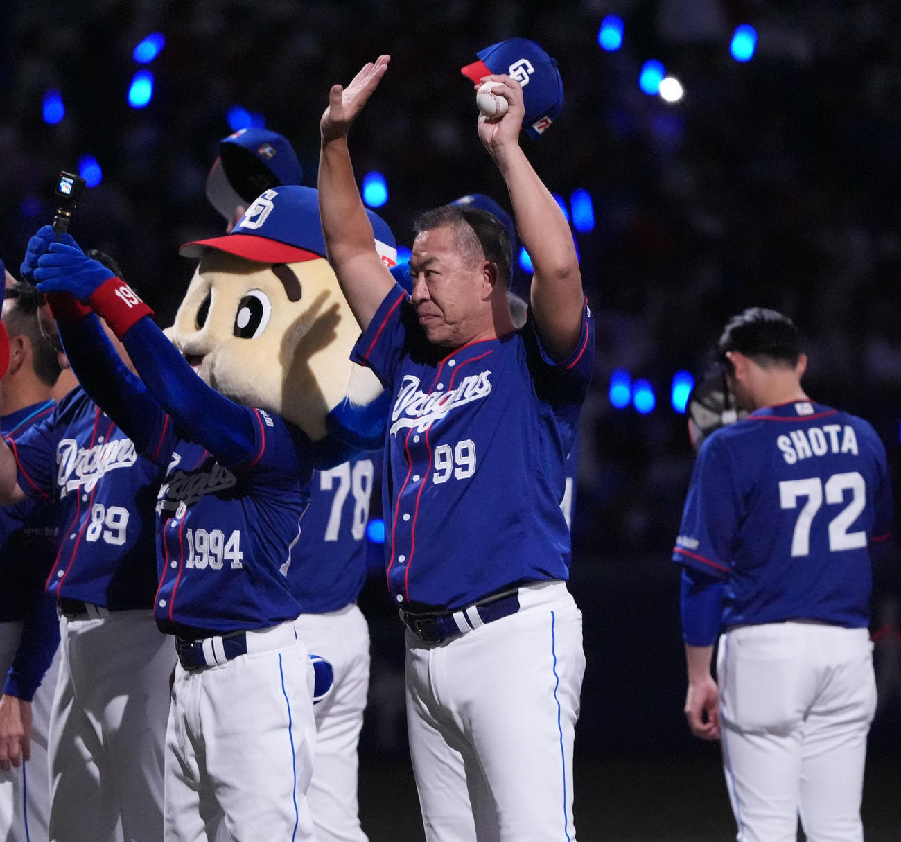 中日対広島　試合終了、井上監督（右から2人目）はスタンドの観客に手を振る（撮影・森本幸一）