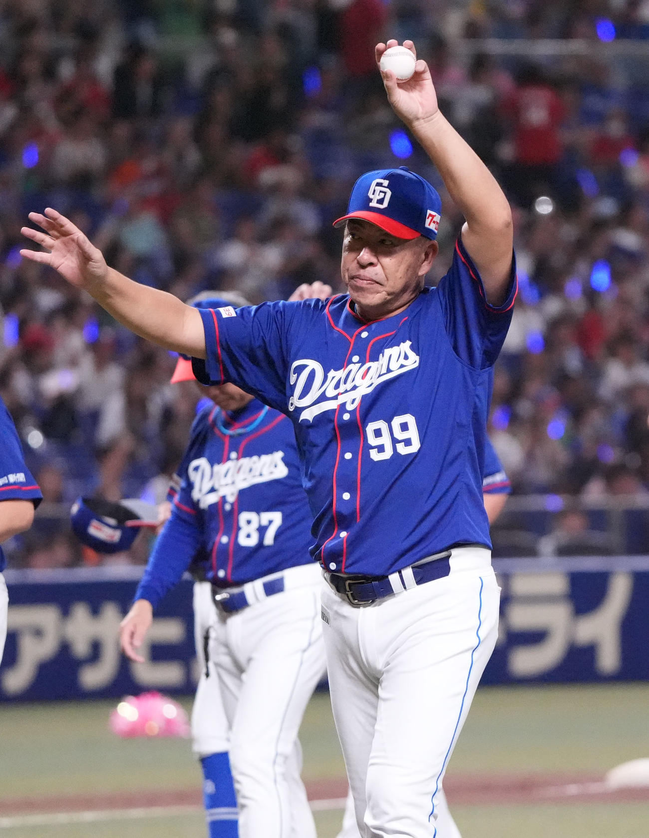 中日対広島　試合終了、井上監督（右）はスタンドの観客に手を振る（撮影・森本幸一）