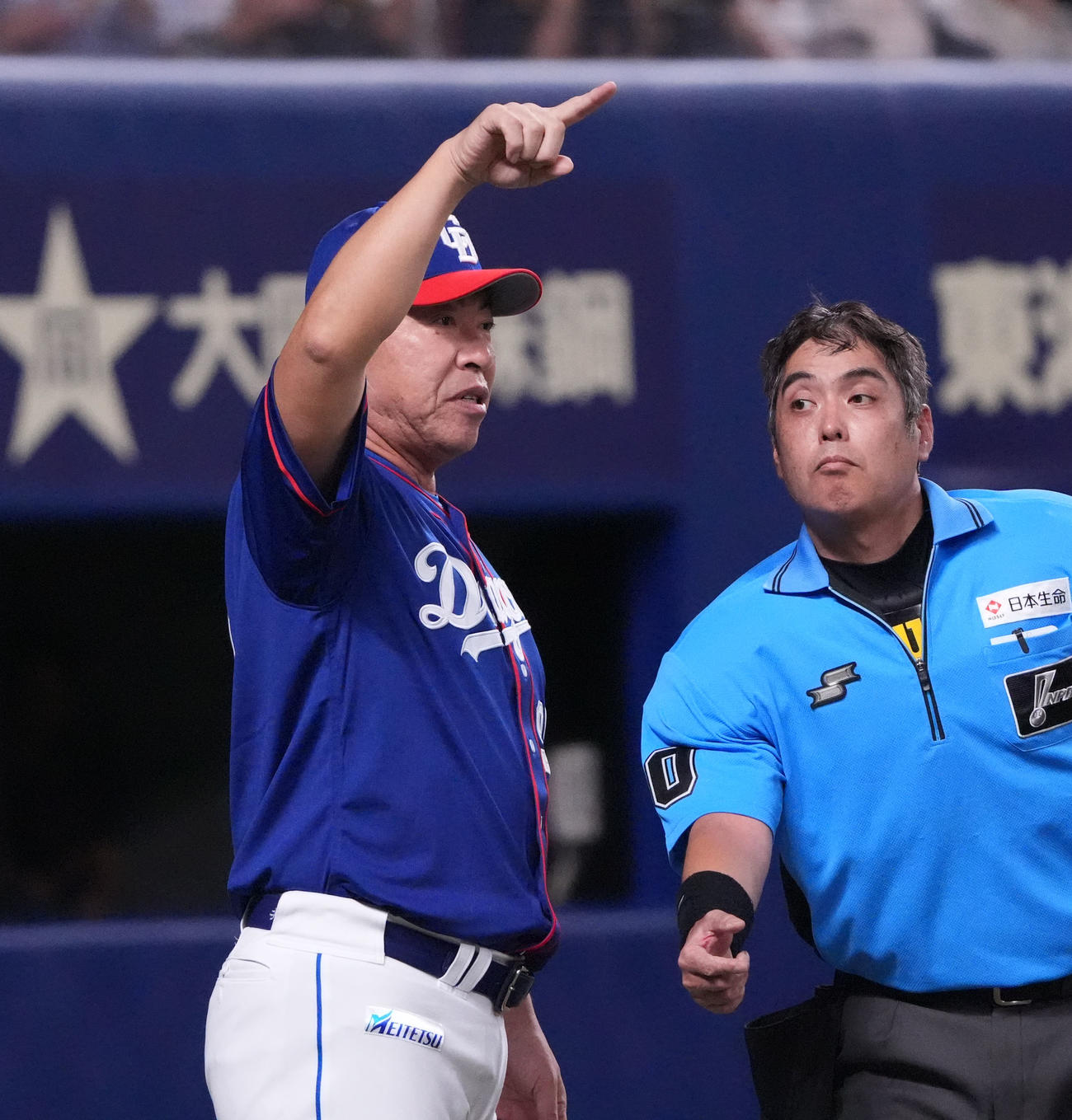 中日対広島　1回終了、選手交代を告げる井上監督（撮影・森本幸一）