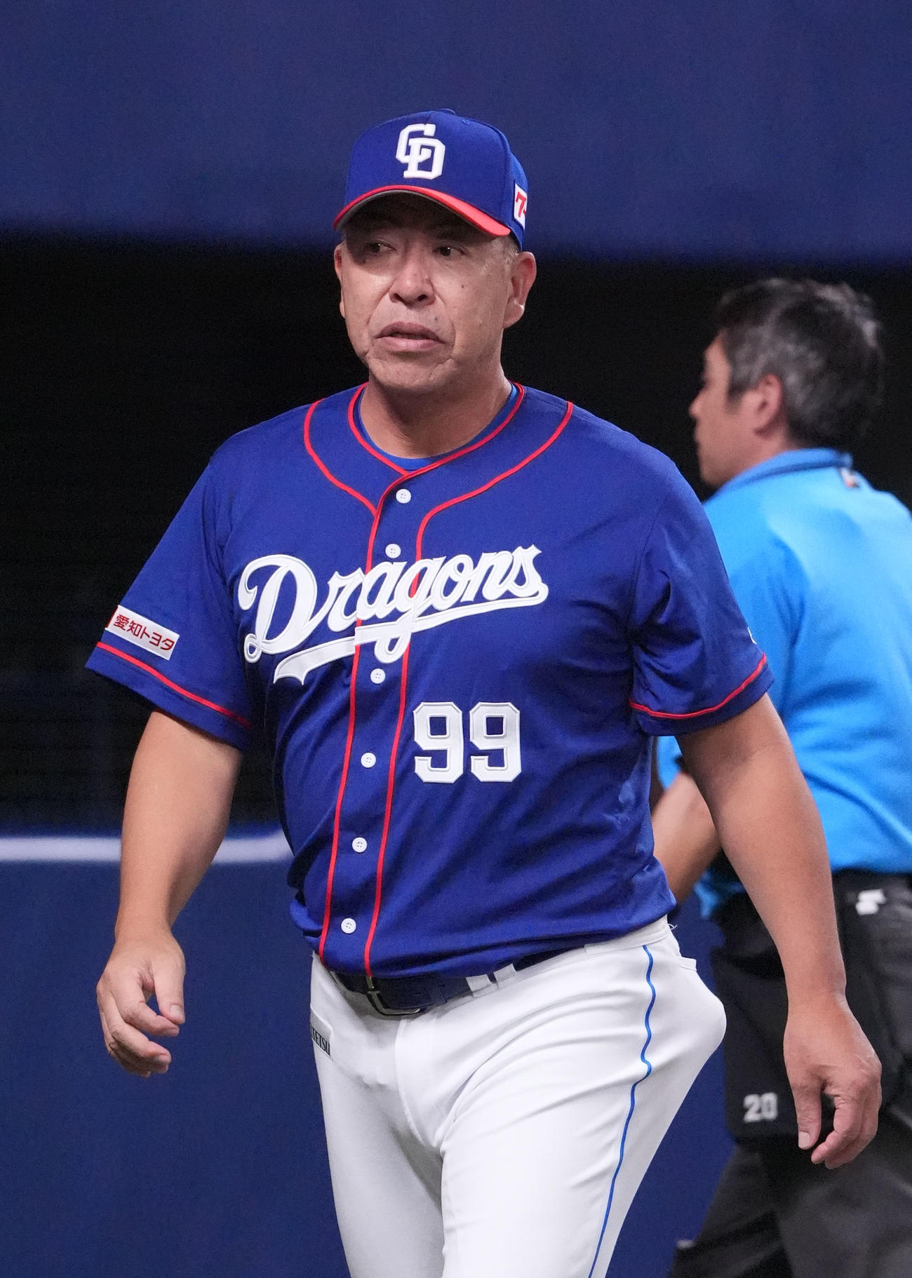 中日対広島　1回終了、選手交代を告げる井上監督（撮影・森本幸一）