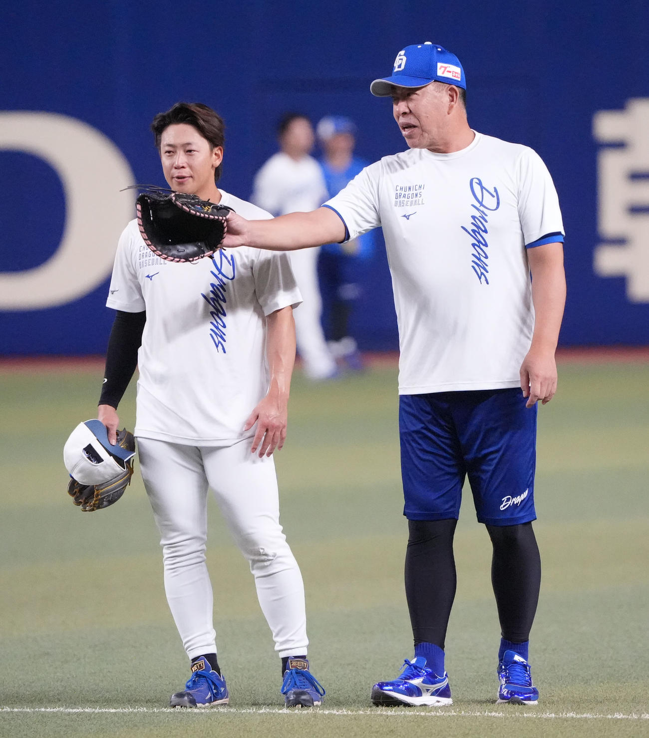 中日対広島　試合前、辻本（左）と話をする井上監督（撮影・森本幸一）