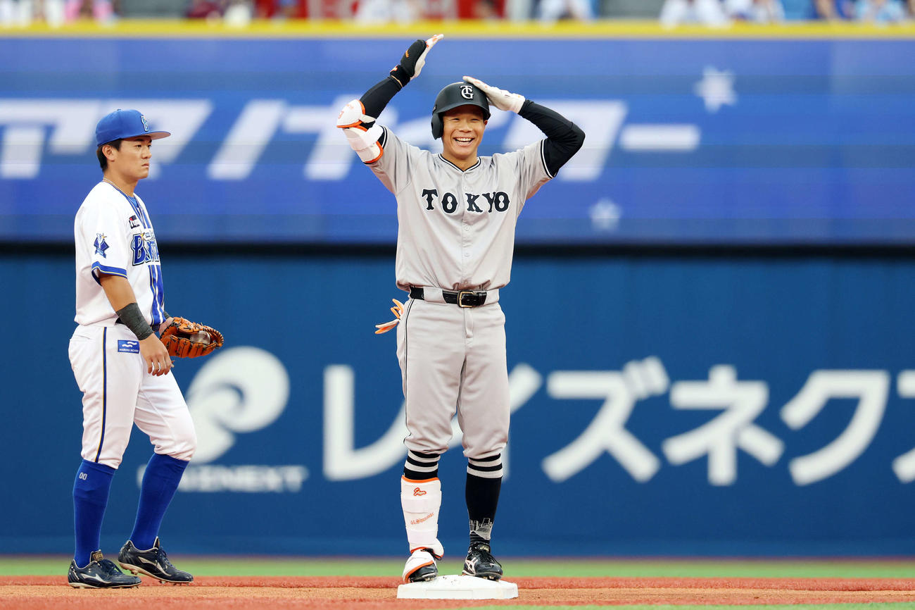 DeNA対巨人　1回表巨人無死三塁、中適時二塁打を放ち喜ぶ佐々木（撮影・宮地輝）