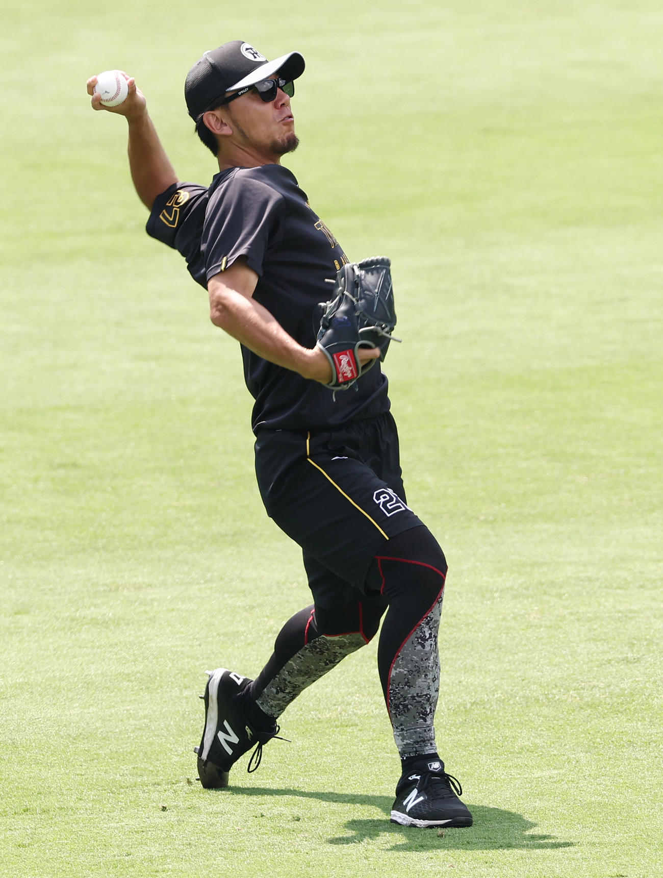 阪神対ヤクルト　キャッチボールをする伊藤（撮影・上田博志）