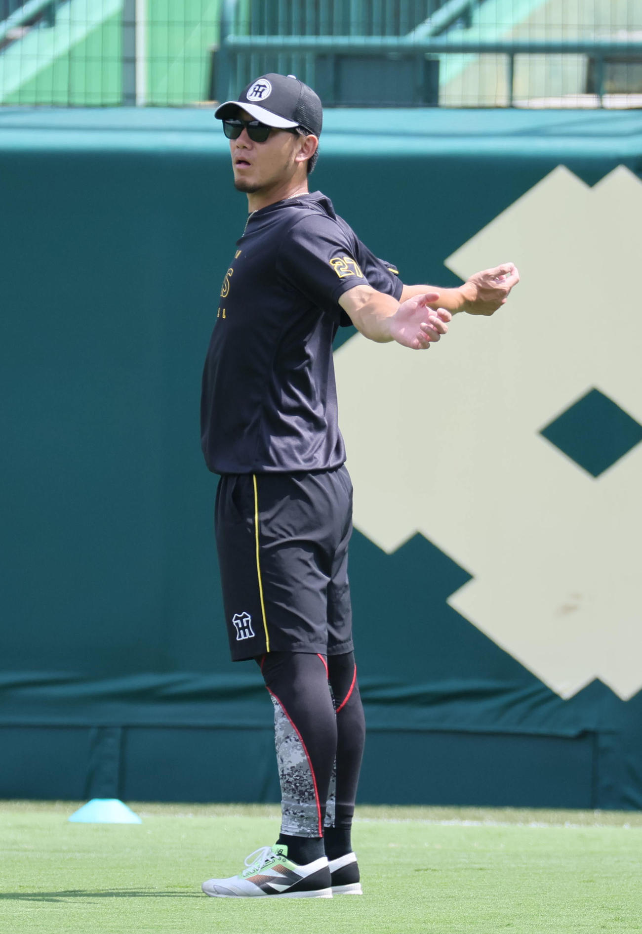 阪神対ヤクルト　ストレッチする阪神伊藤将（撮影・宮崎幸一)