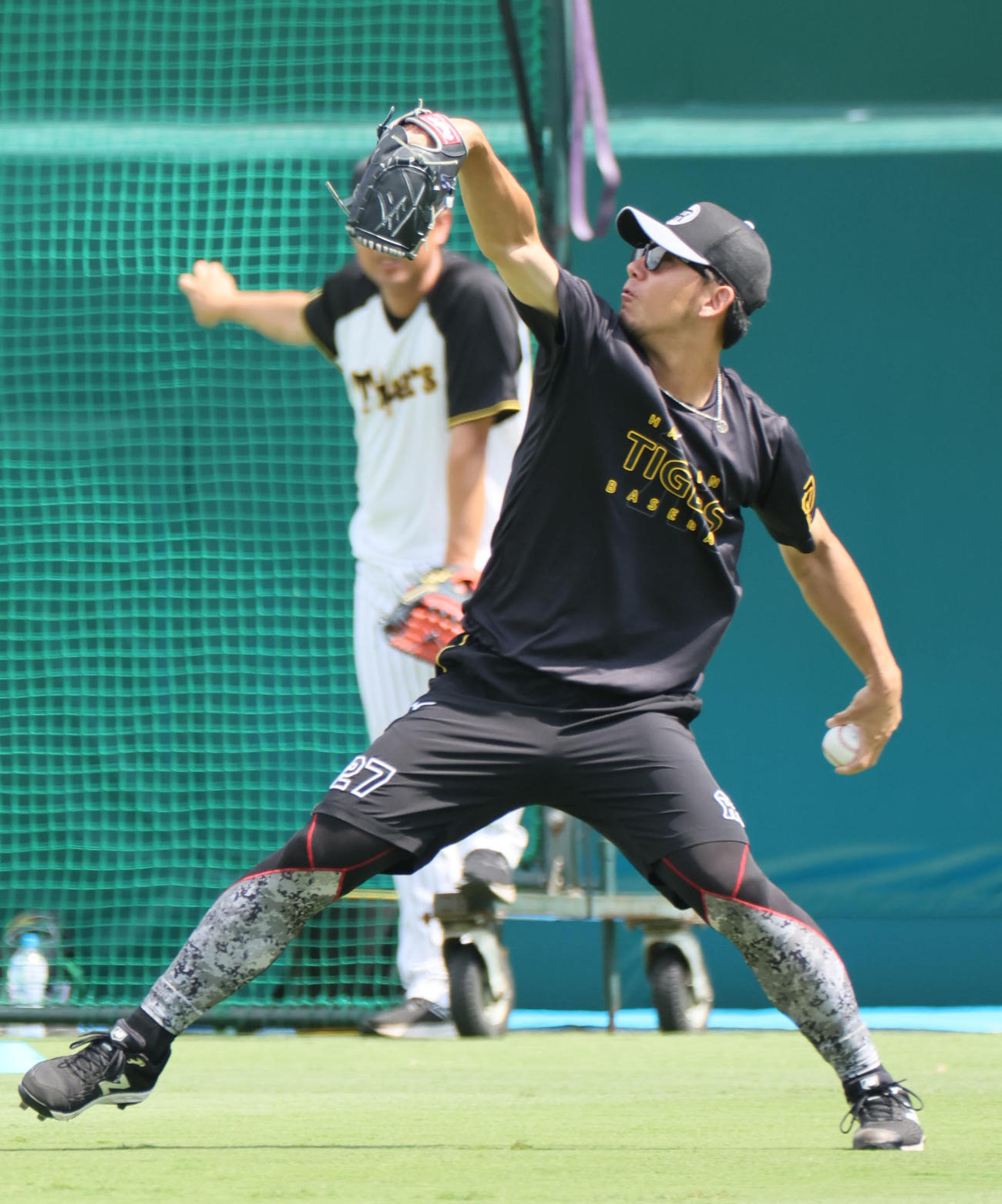 阪神対ヤクルト　キャッチボールする阪神伊藤将（撮影・宮崎幸一)