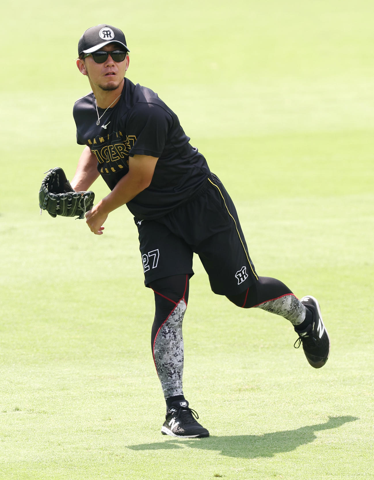 阪神対ヤクルト　キャッチボールをする伊藤（撮影・上田博志）