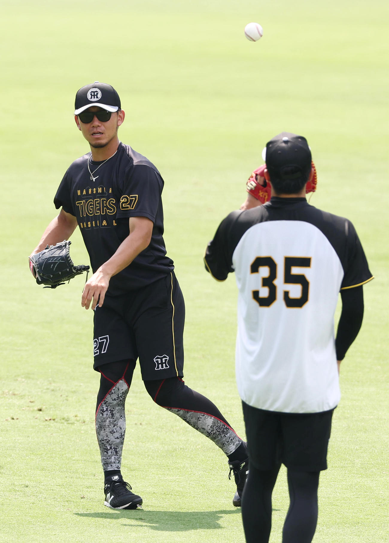 阪神対ヤクルト　キャッチボールをする伊藤（撮影・上田博志）