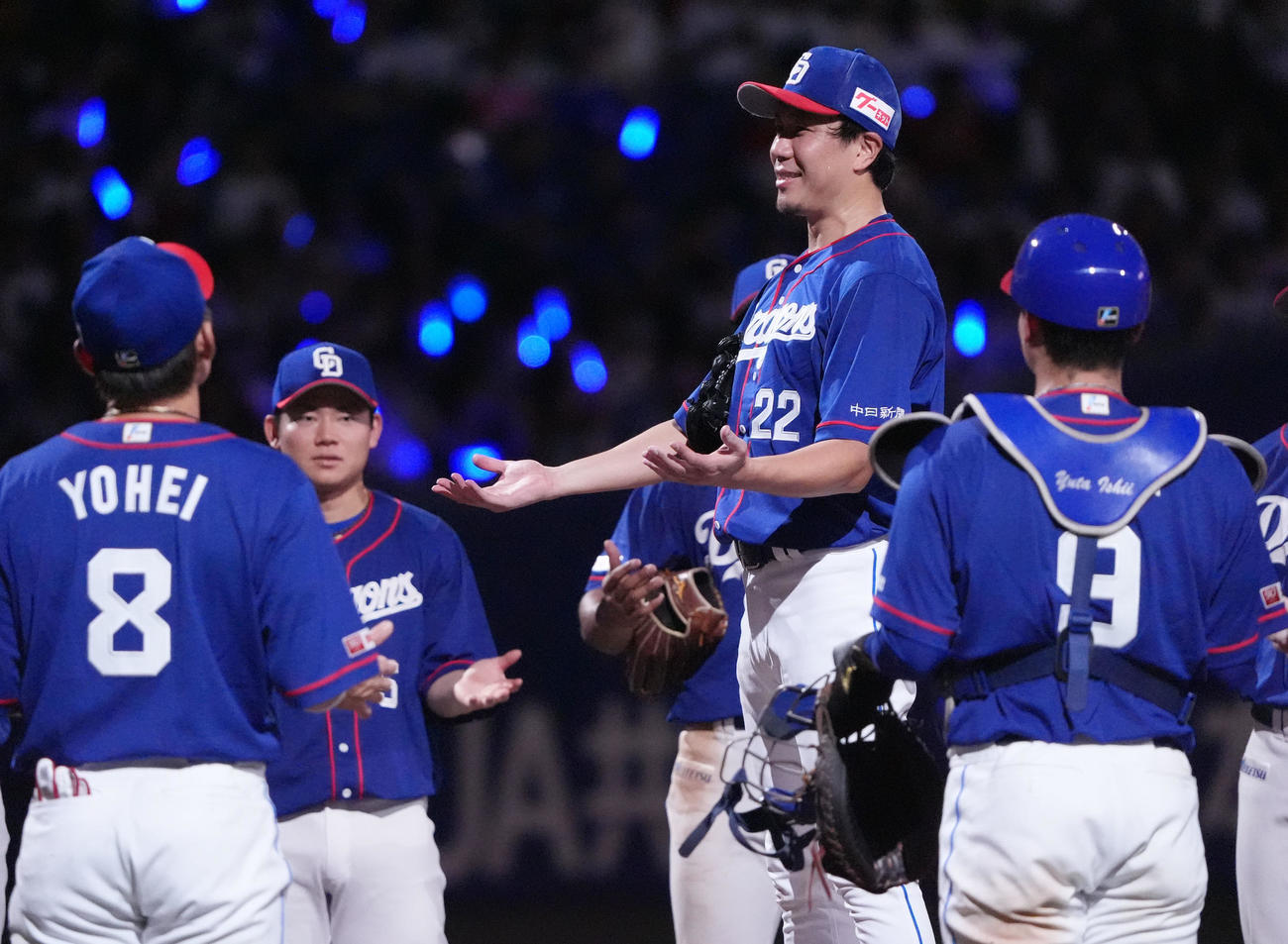 中日対広島　試合終了、完投勝利の大野（中央）は円陣中央でナインに言葉をかける（撮影・森本幸一）