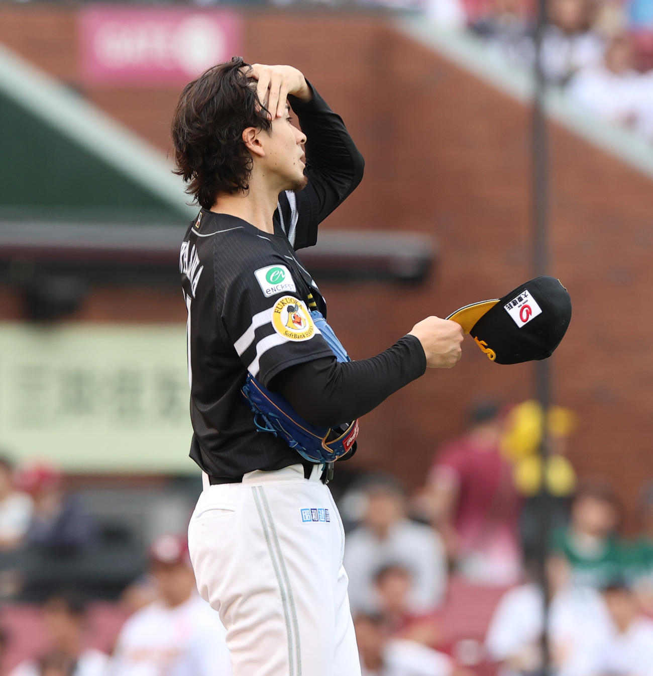 楽天対ソフトバンク　1回裏楽天1死一、二塁、ボイトに死球を与え満塁のピンチを迎える上沢（撮影・水谷安孝）