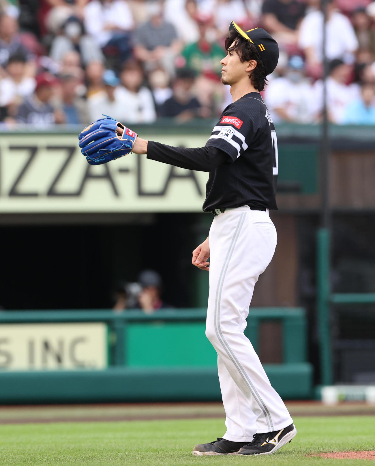 楽天対ソフトバンク　1回裏楽天1死一、二塁、ボイトに死球を与え満塁のピンチを迎える上沢（撮影・水谷安孝）