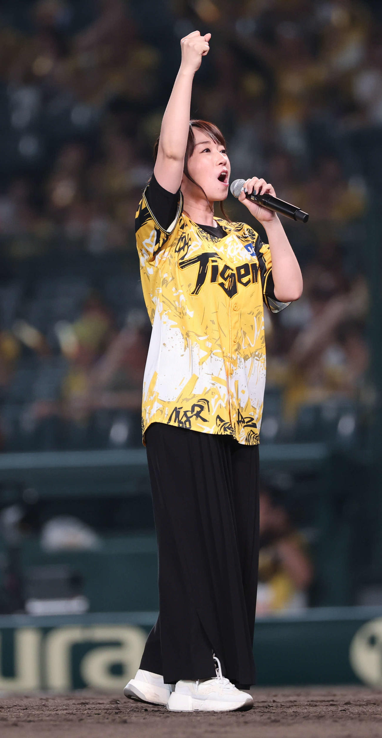 阪神対ヤクルト　試合後に六甲おろしを歌う水樹奈々（撮影・西尾就之）
