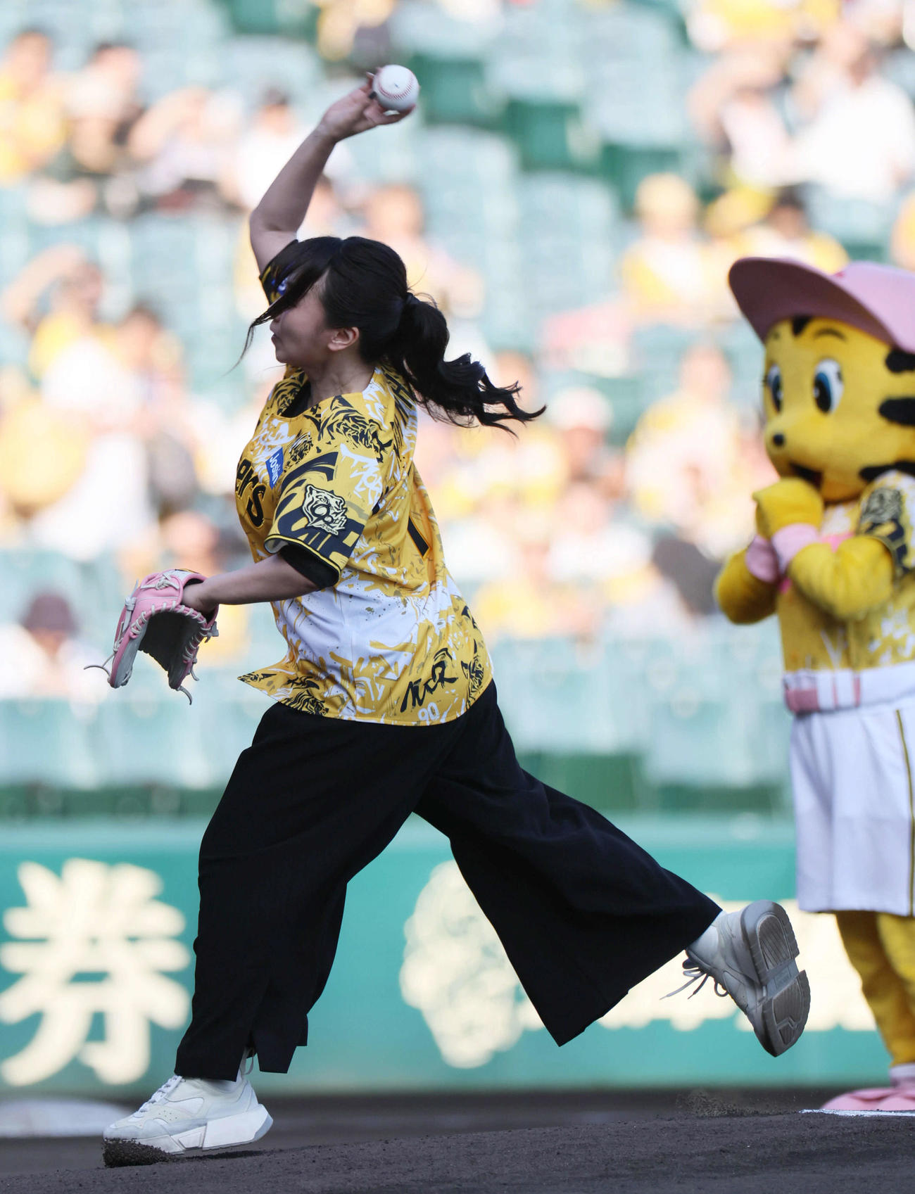 阪神対ヤクルト　ファーストピッチセレモニーを行った水樹奈々（撮影・宮崎幸一)