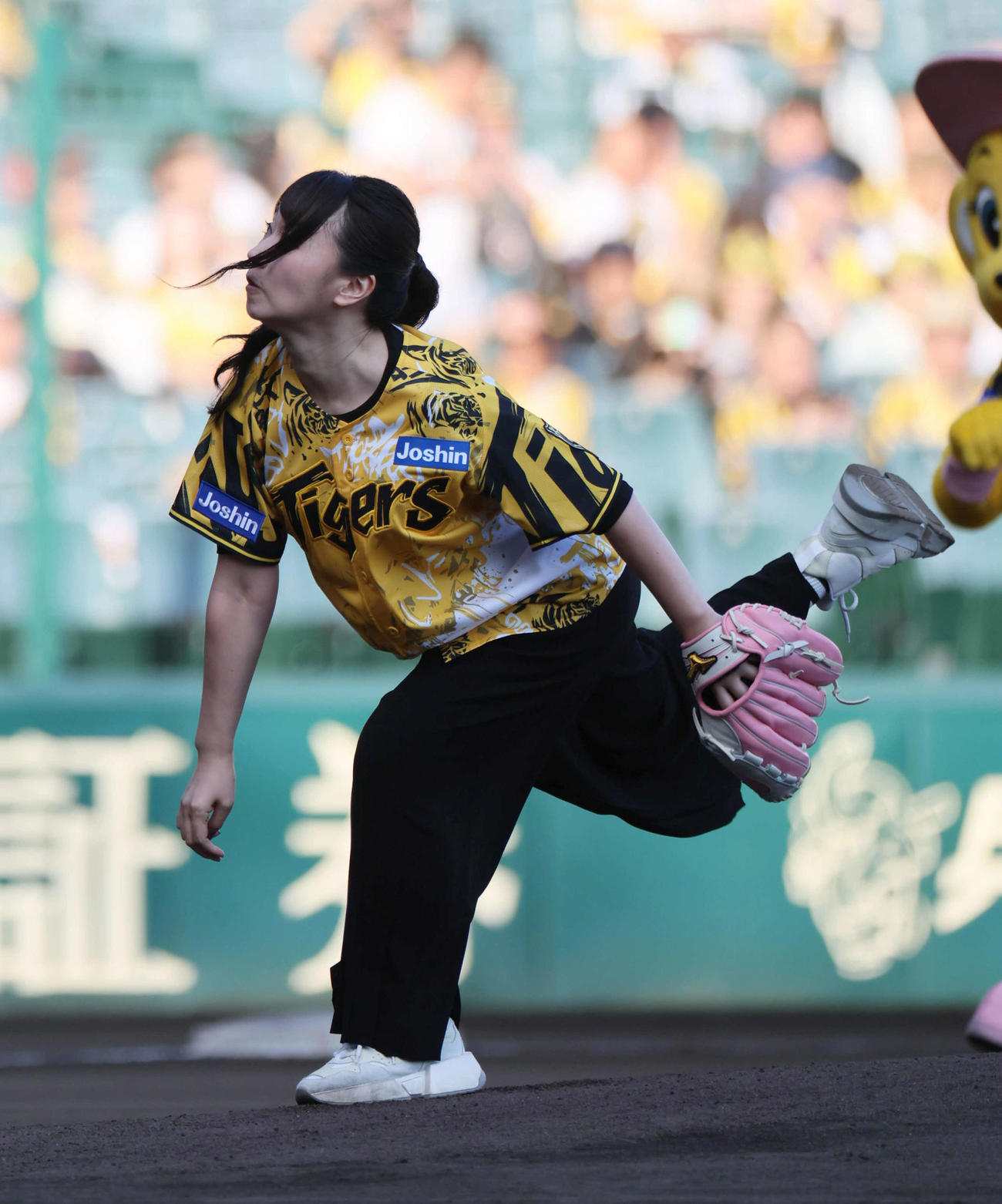 阪神対ヤクルト　ファーストピッチセレモニーを行った水樹奈々（撮影・宮崎幸一)